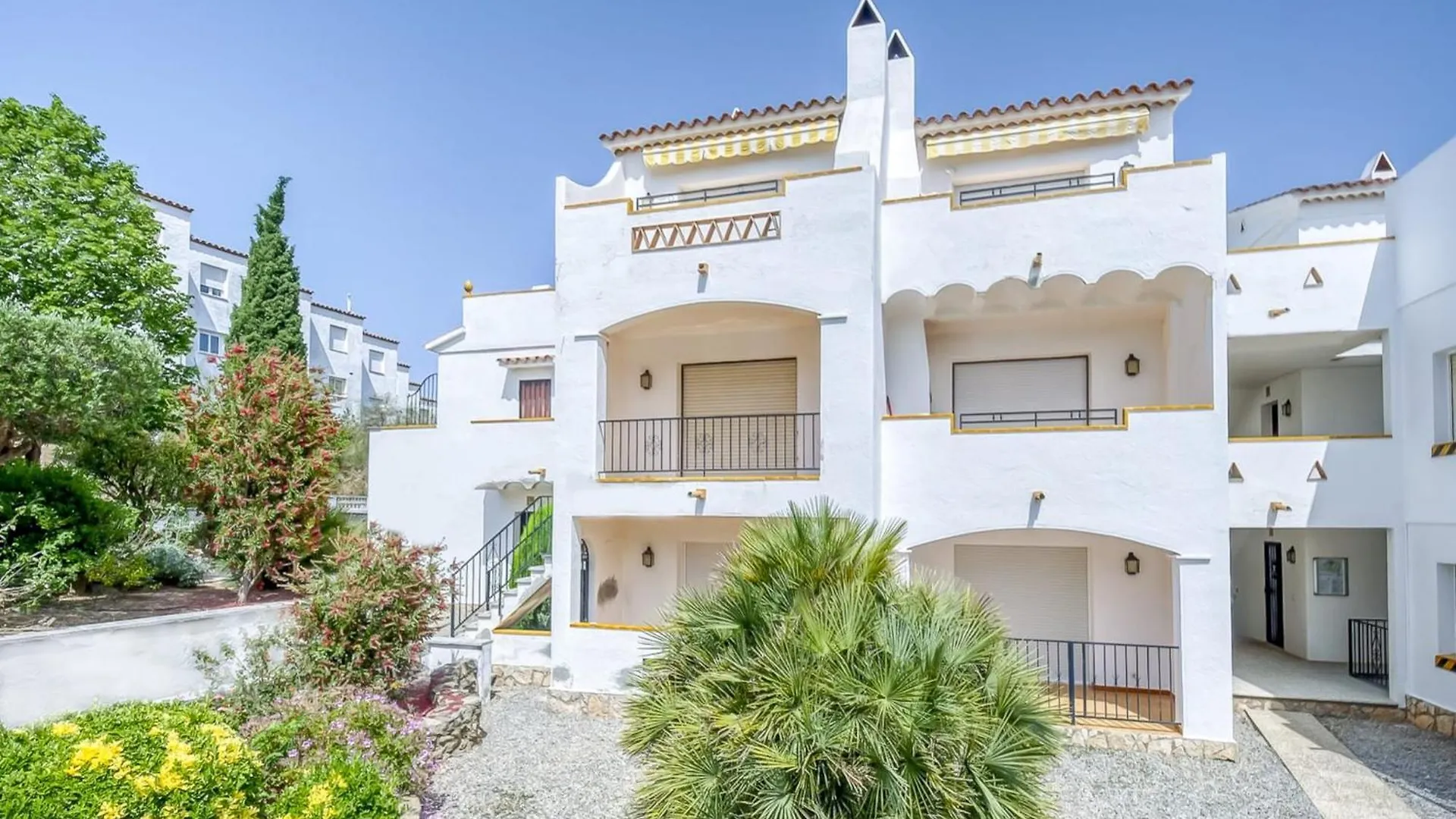Apartment With View Ρόζες