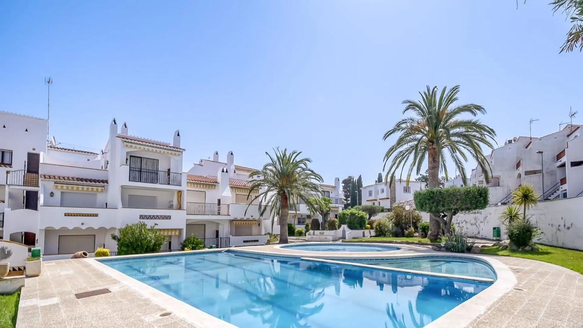 Apartment With View Ρόζες