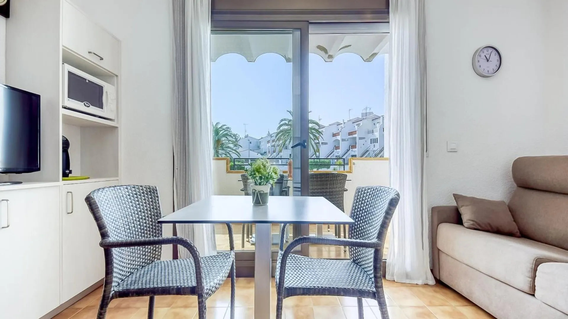 Apartment With View Ρόζες