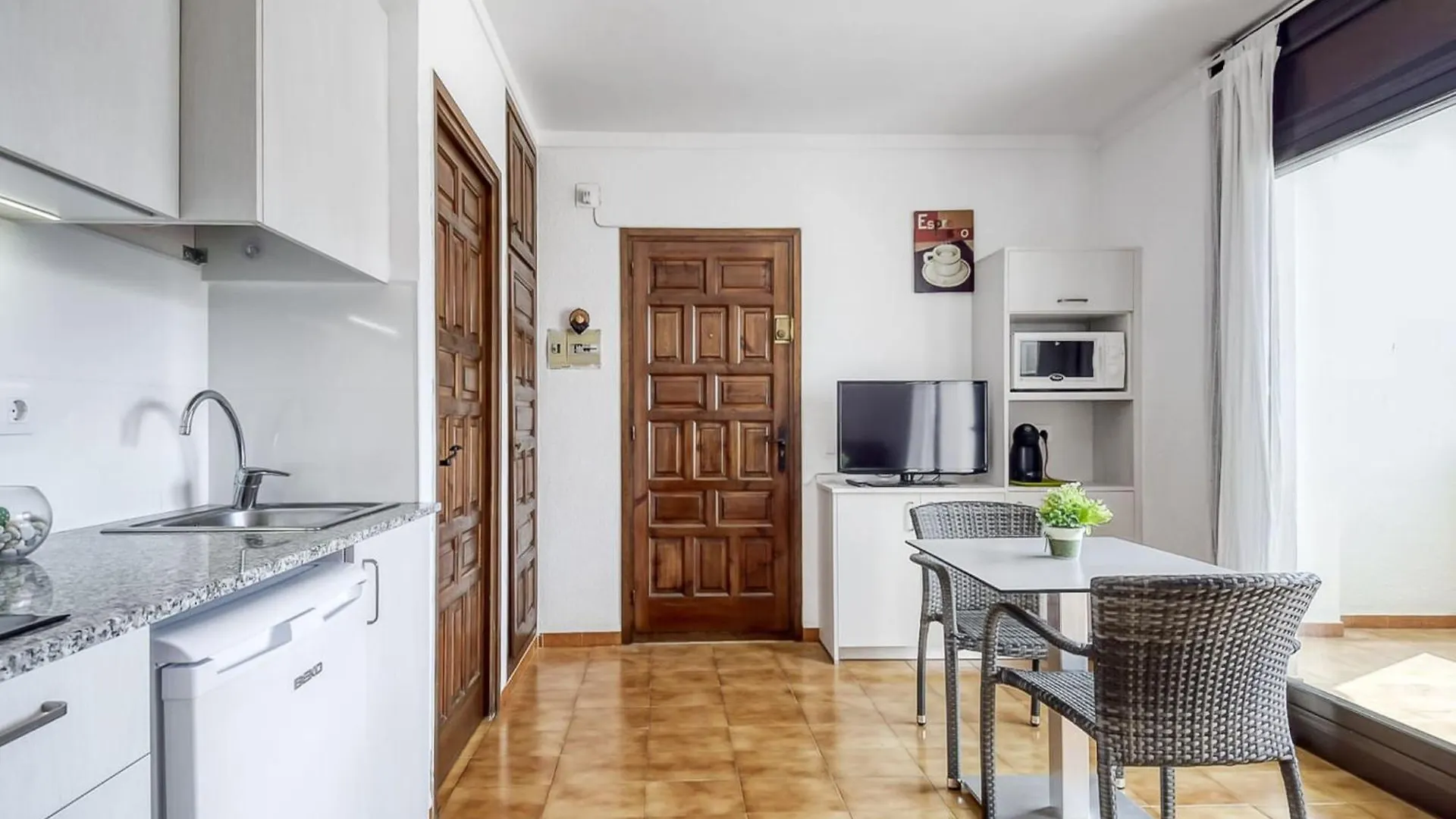 Apartment With View Ρόζες 0*,