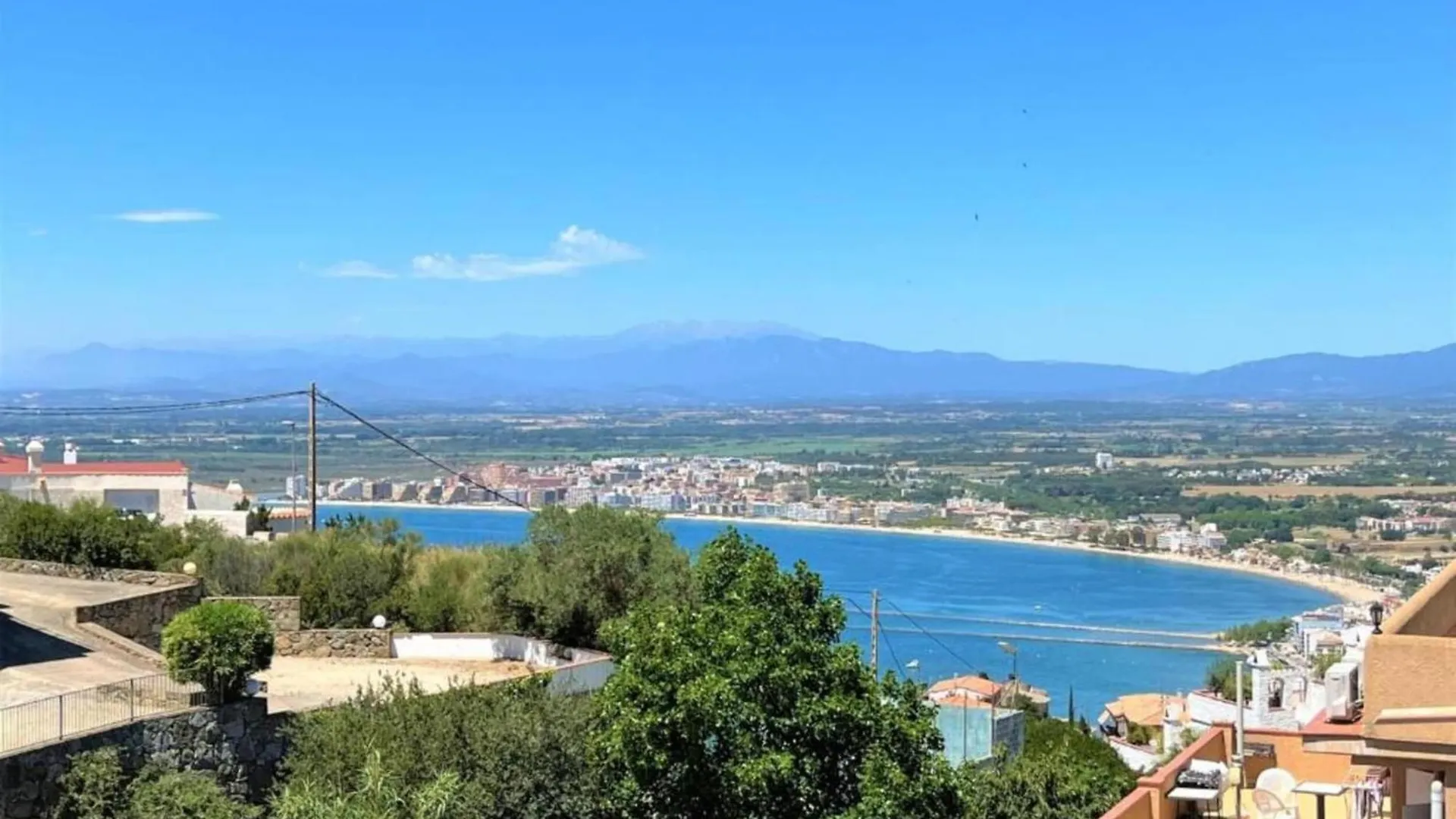 Apartment With View Ρόζες 0*,